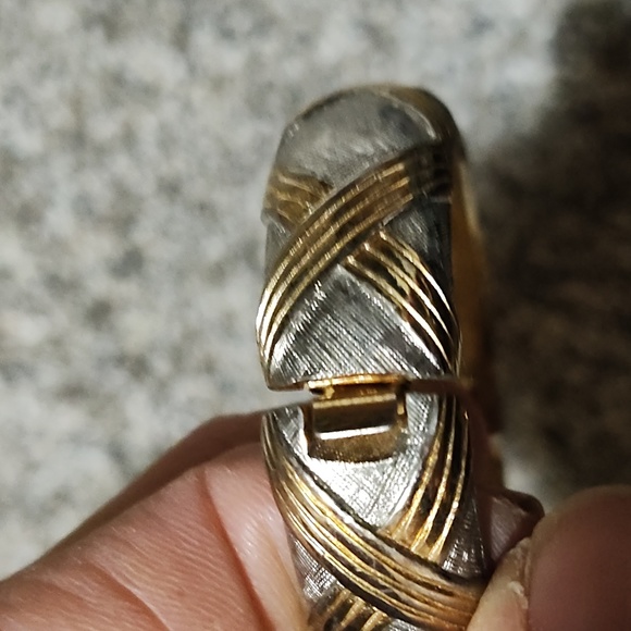 VINTAGE 90s MATTE SILVER-TONE GOLD-TONE CRISS CROSS DESIGN CLAMPER 7" BRACELET - Picture 7 of 11